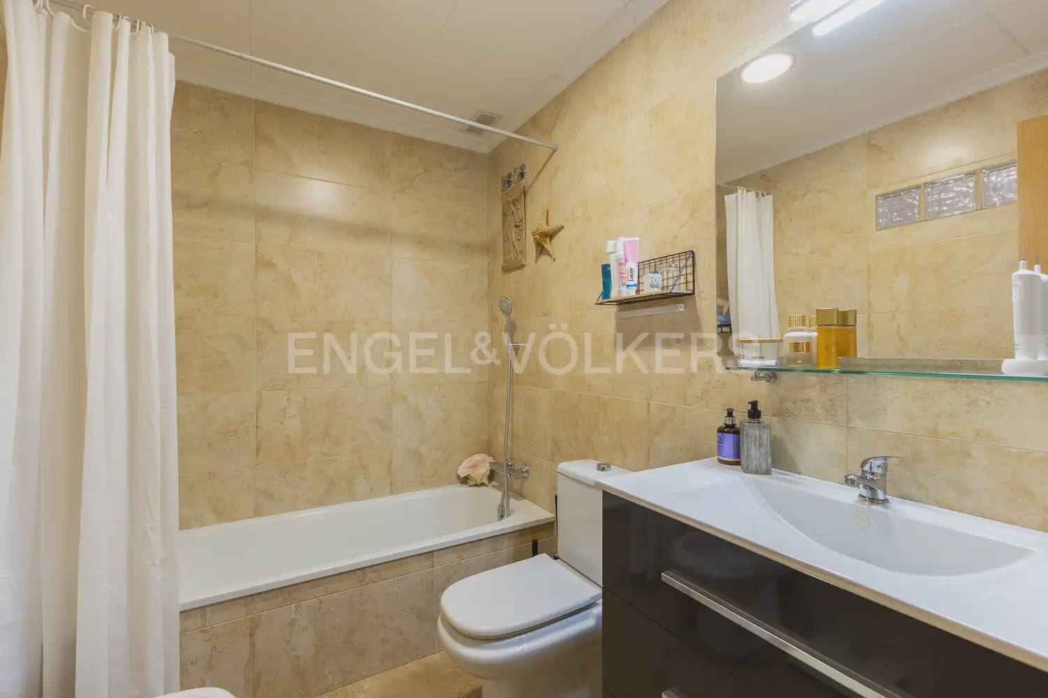 4 bedroom Villa for rent in Chiva with pool garage - € 2,100 (Ref: 10135251)
