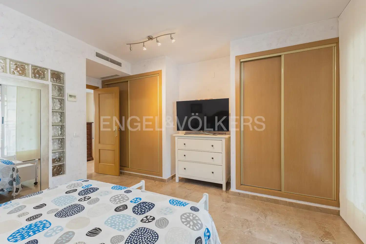 4 bedroom Villa for rent in Chiva with pool garage - € 2,100 (Ref: 10135251)