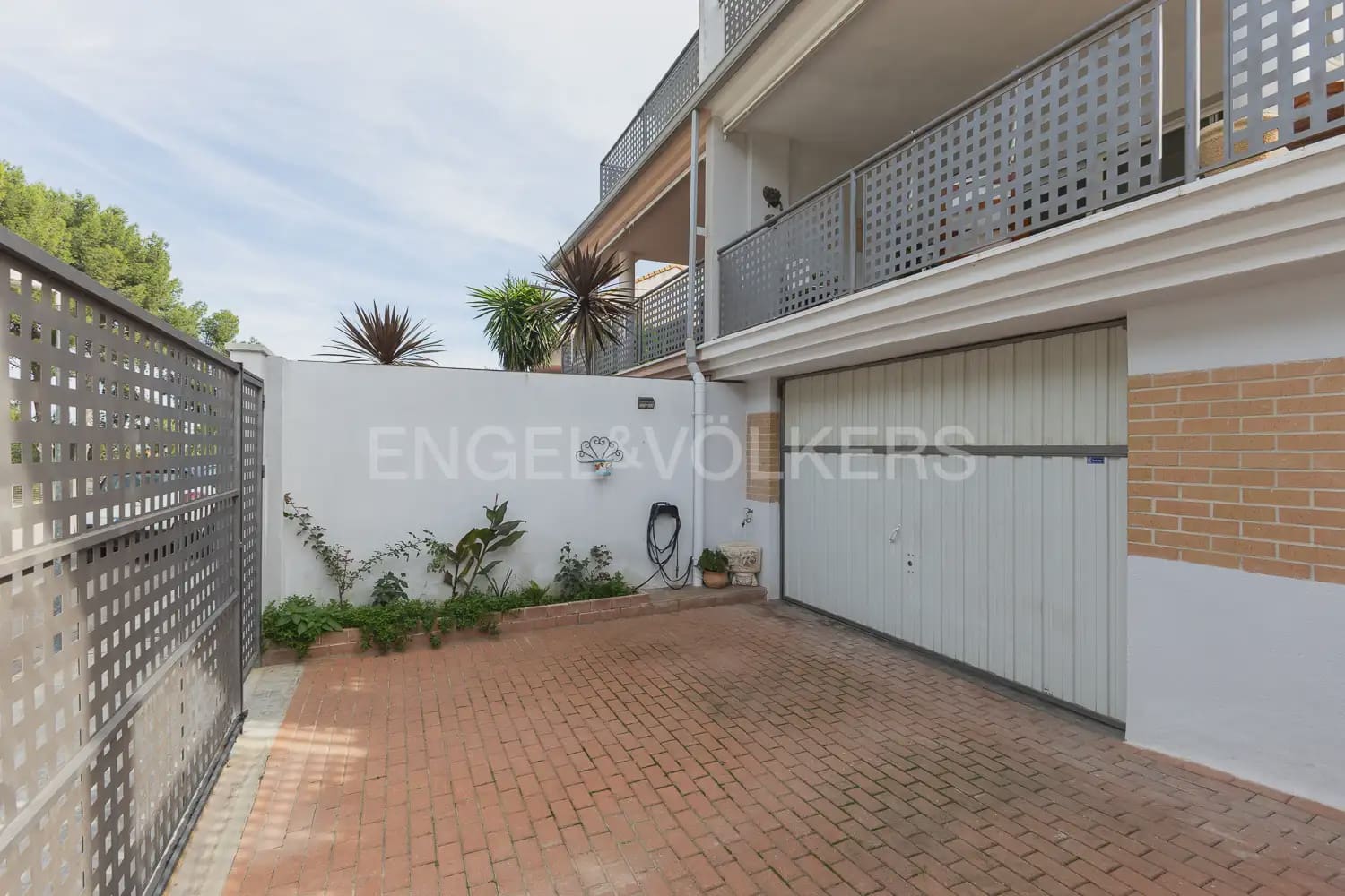 4 bedroom Villa for rent in Chiva with pool garage - € 2,100 (Ref: 10135251)