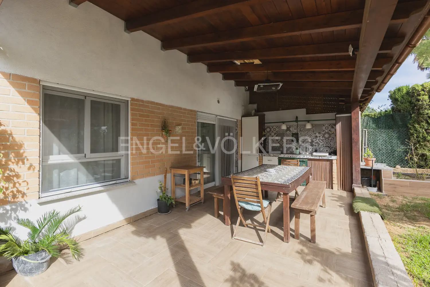 4 bedroom Villa for rent in Chiva with pool garage - € 2,100 (Ref: 10135251)