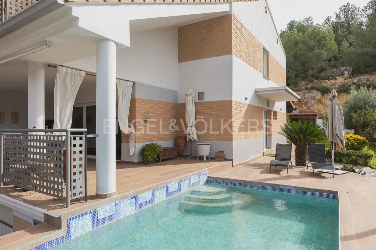 4 bedroom Villa for rent in Chiva with pool garage - € 2,100 (Ref: 10135251)