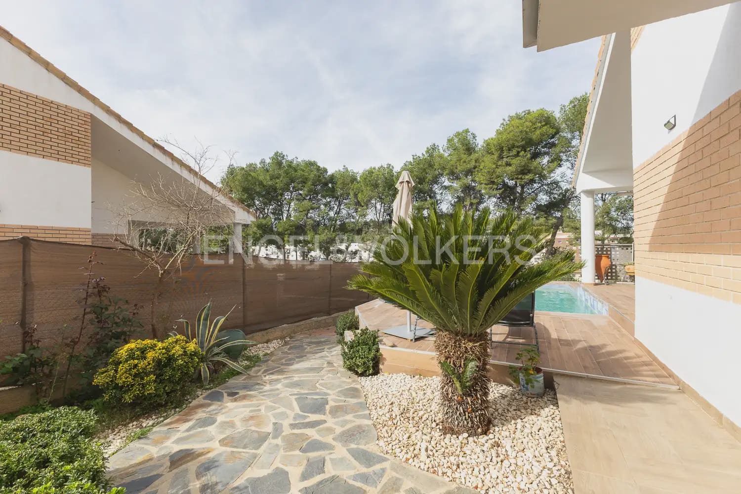 4 bedroom Villa for rent in Chiva with pool garage - € 2,100 (Ref: 10135251)