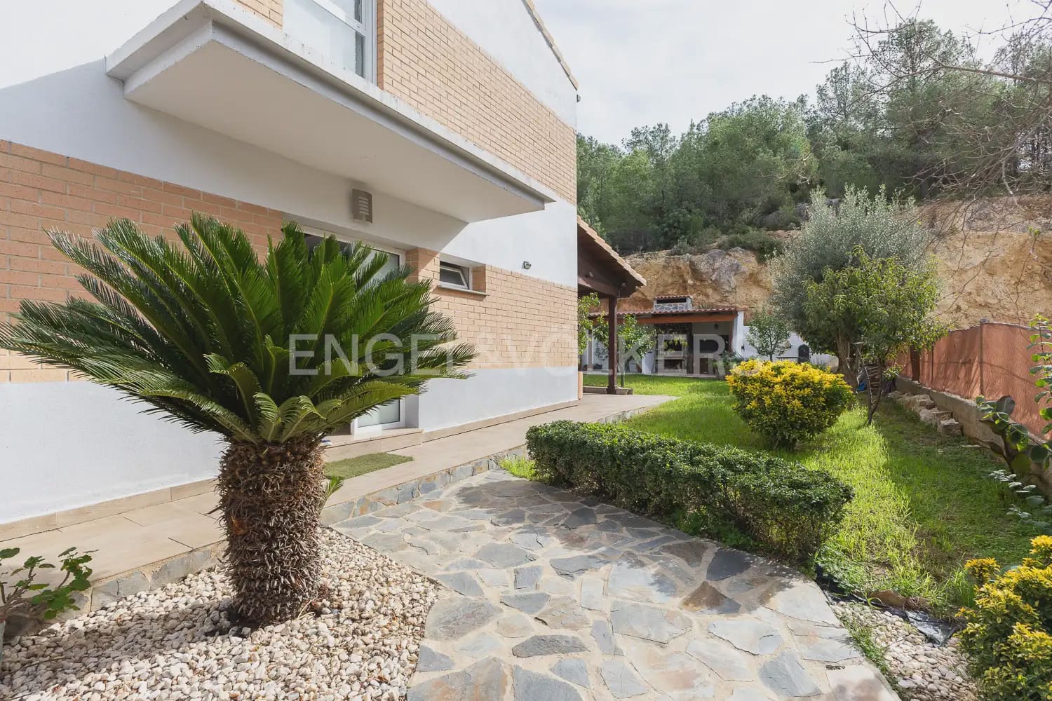 4 bedroom Villa for rent in Chiva with pool garage - € 2,100 (Ref: 10135251)