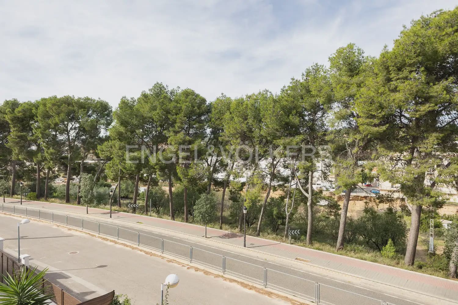 4 bedroom Villa for rent in Chiva with pool garage - € 2,100 (Ref: 10135251)