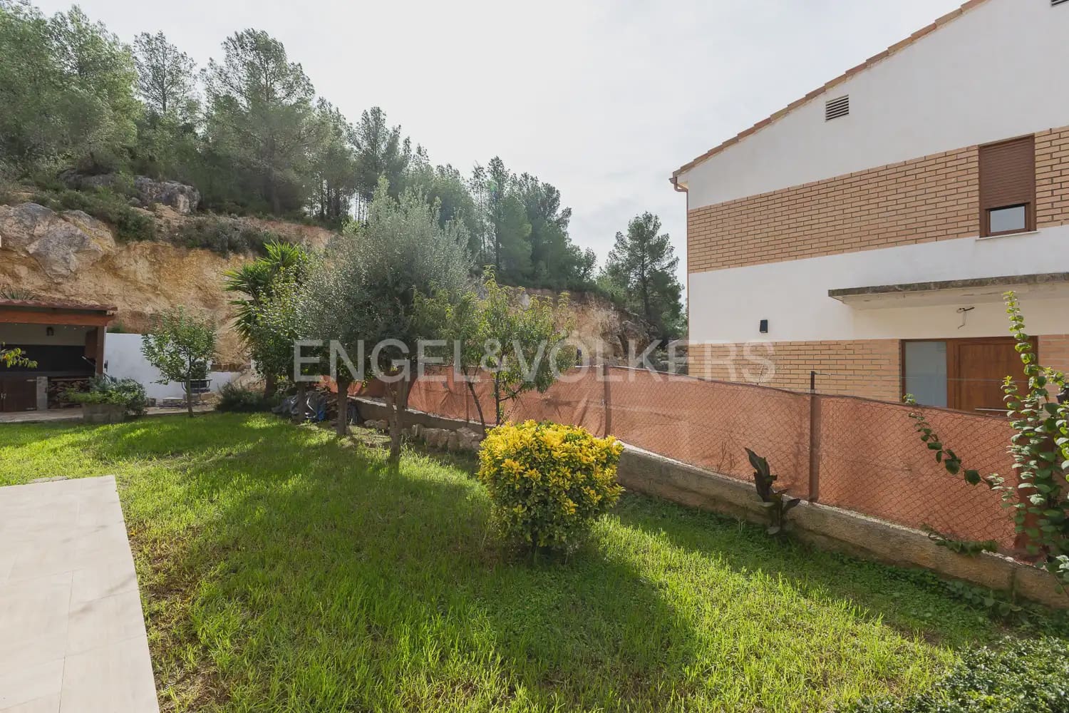 4 bedroom Villa for rent in Chiva with pool garage - € 2,100 (Ref: 10135251)