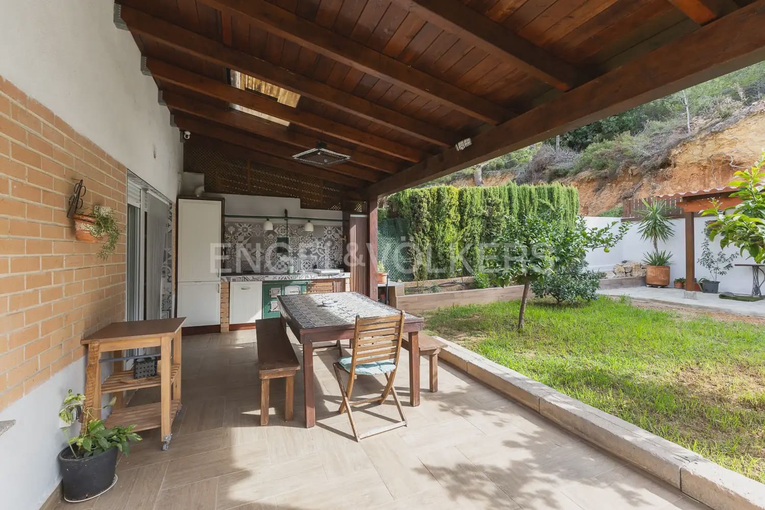4 bedroom Villa for rent in Chiva with pool garage - € 2,100 (Ref: 10135251)