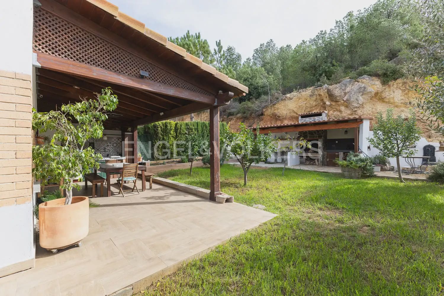 4 bedroom Villa for rent in Chiva with pool garage - € 2,100 (Ref: 10135251)