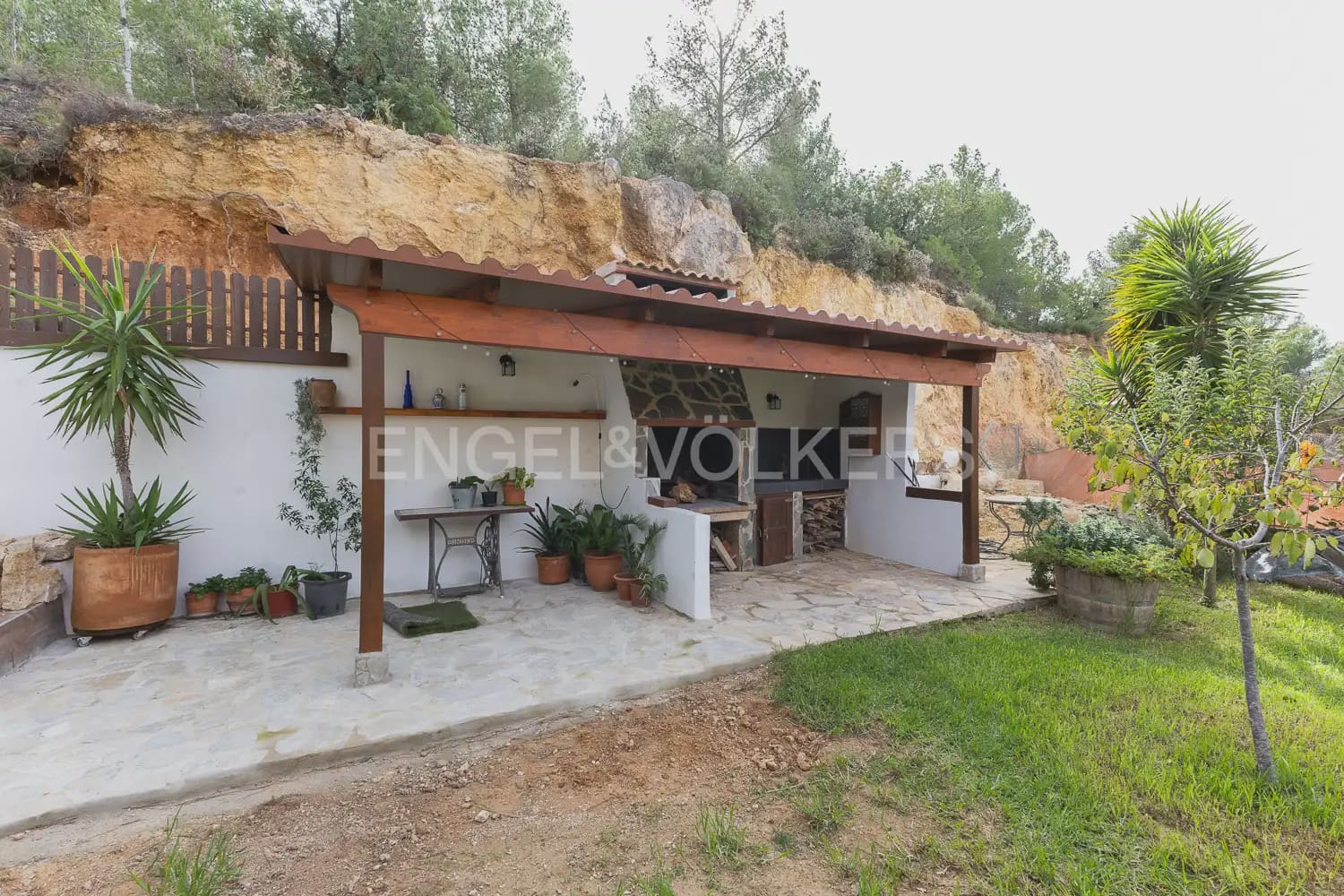 4 bedroom Villa for rent in Chiva with pool garage - € 2,100 (Ref: 10135251)