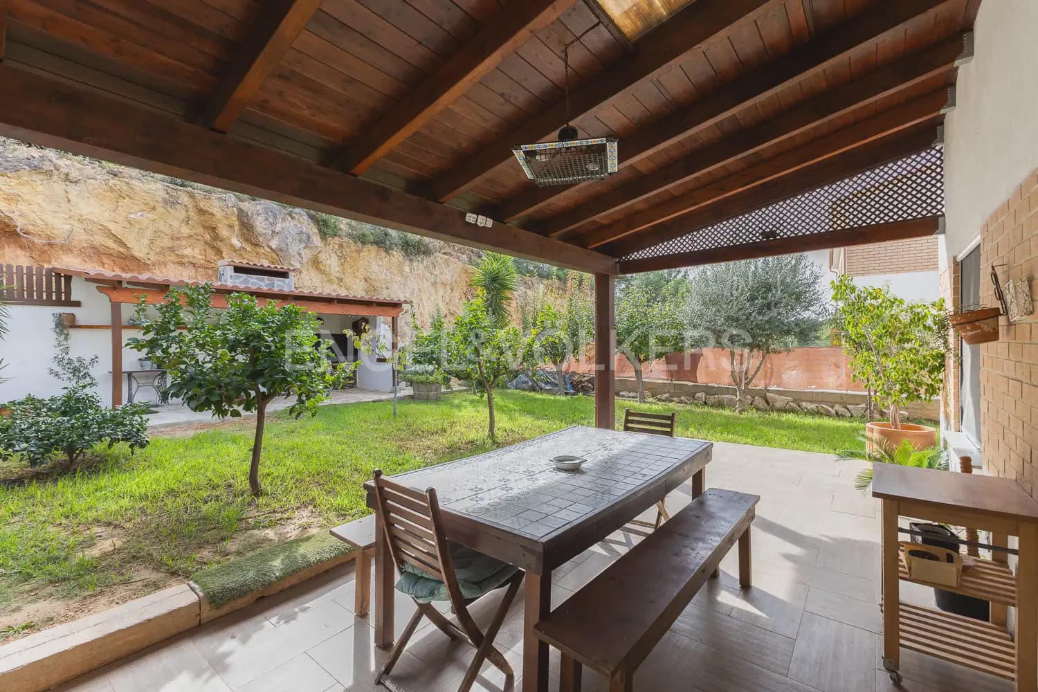 4 bedroom Villa for rent in Chiva with pool garage - € 2,100 (Ref: 10135251)