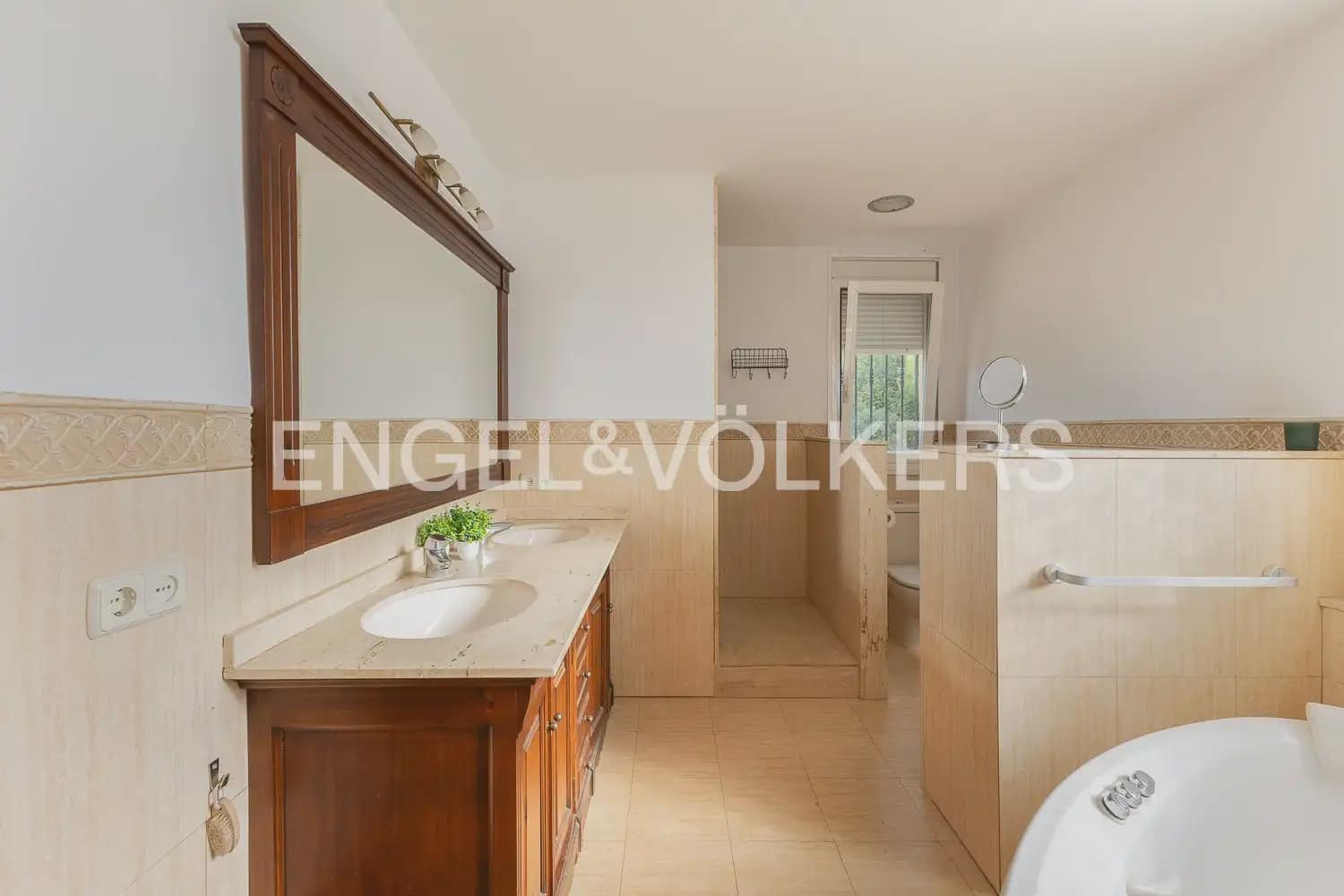 5 camera da letto Villa da affittare in Petres con piscina garage - 2.700 € (Rif: 10135252)