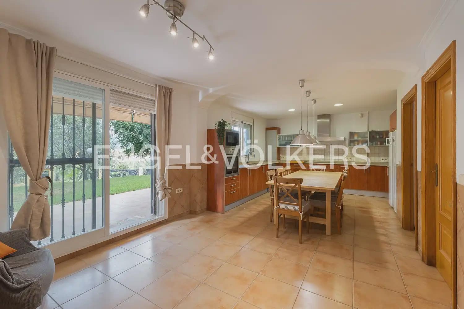 5 camera da letto Villa da affittare in Petres con piscina garage - 2.700 € (Rif: 10135252)