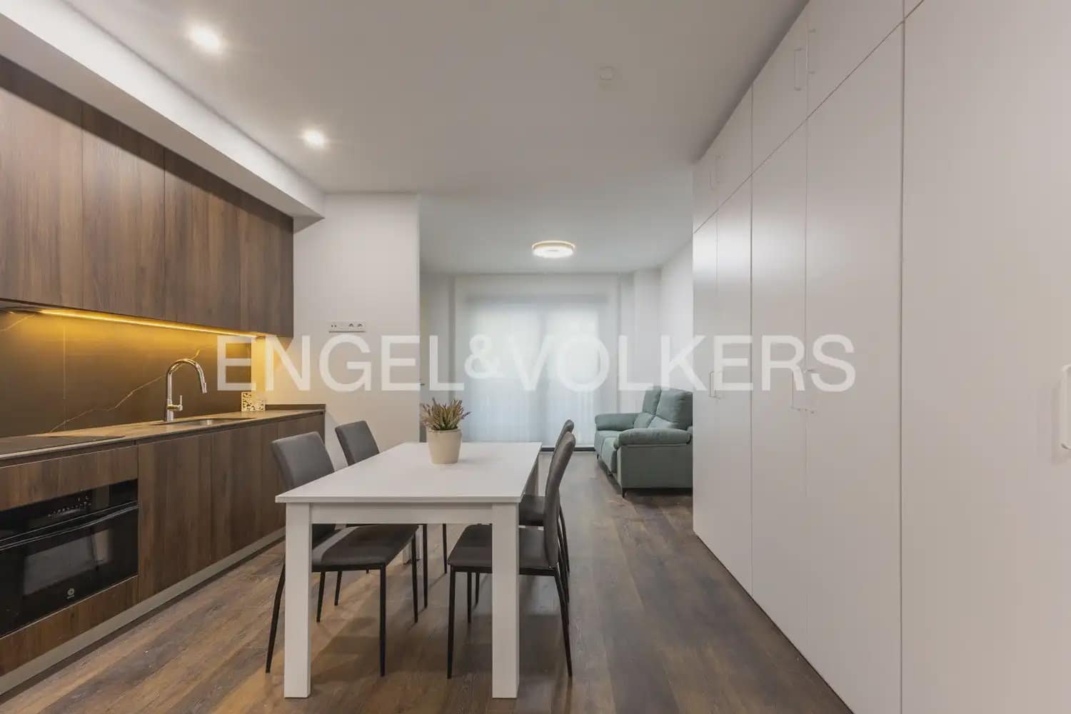 Lejlighed til leje i Valencia by - € 1.100 (Ref: 10136495)