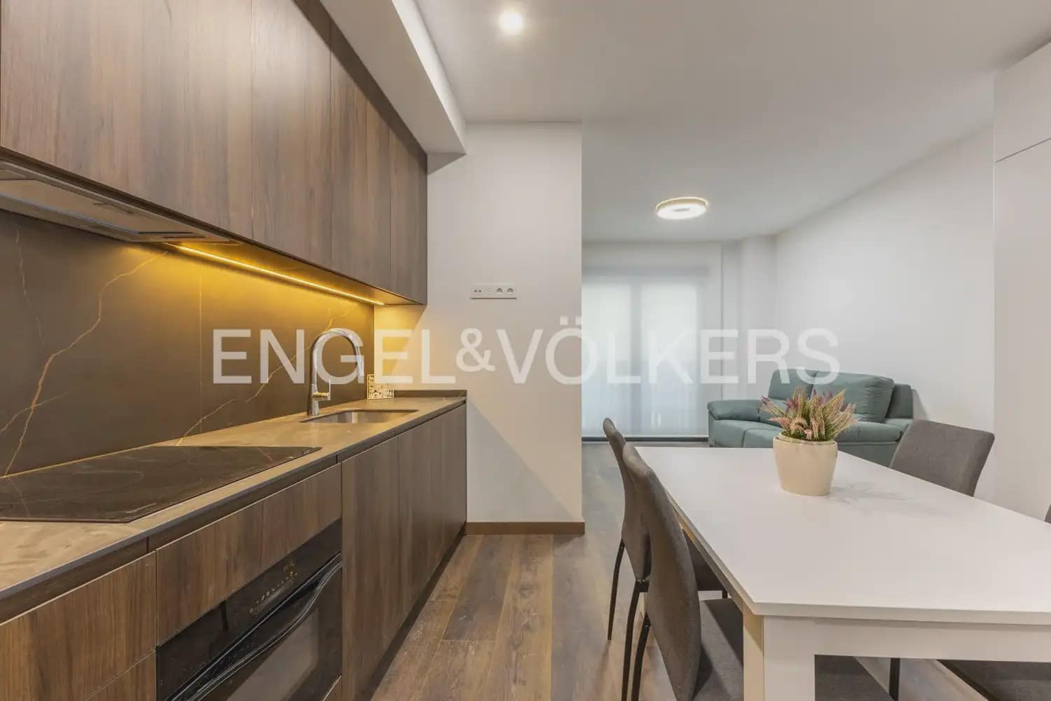 Lejlighed til leje i Valencia by - € 1.100 (Ref: 10136495)