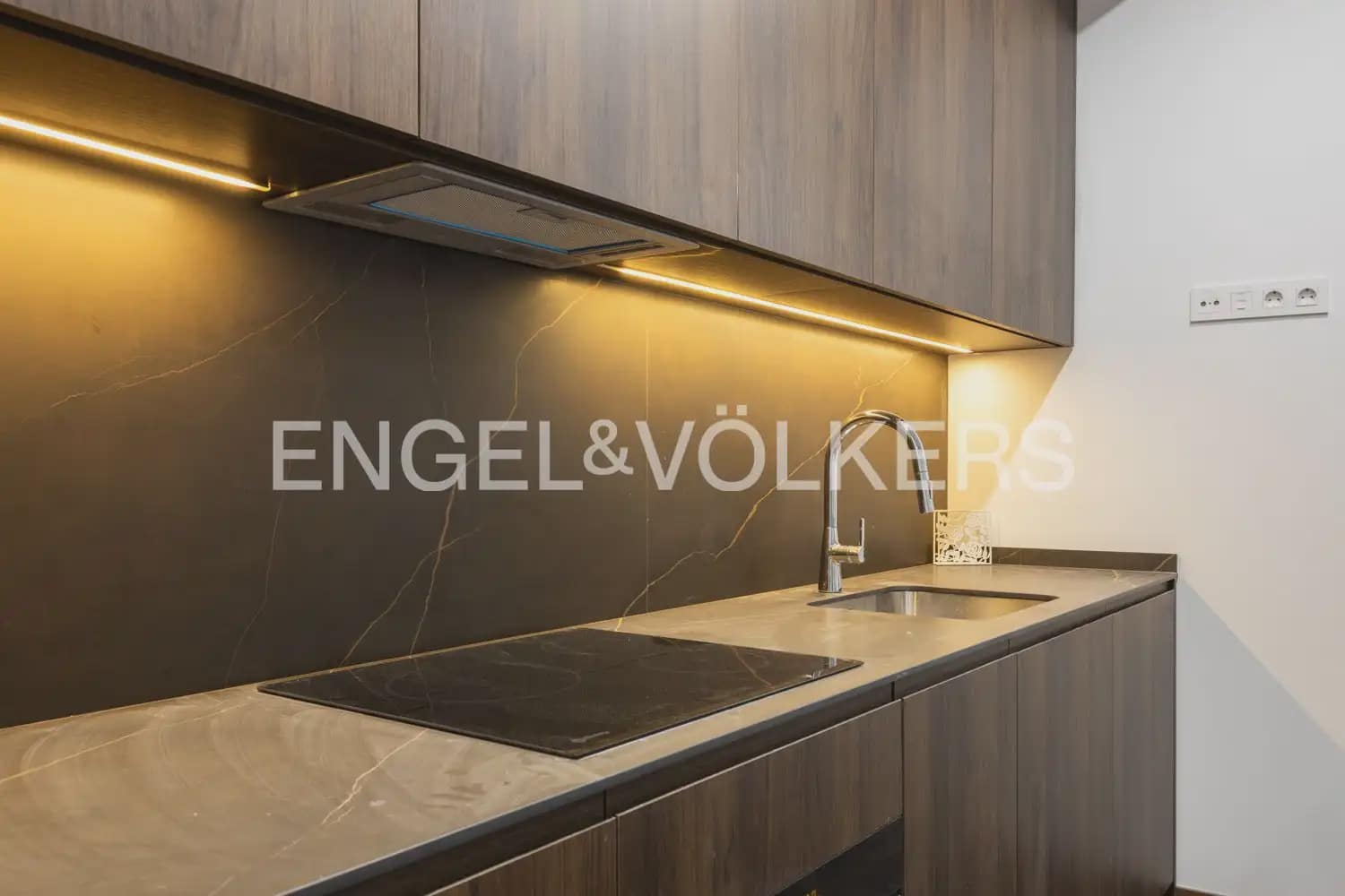 Lejlighed til leje i Valencia by - € 1.100 (Ref: 10136495)