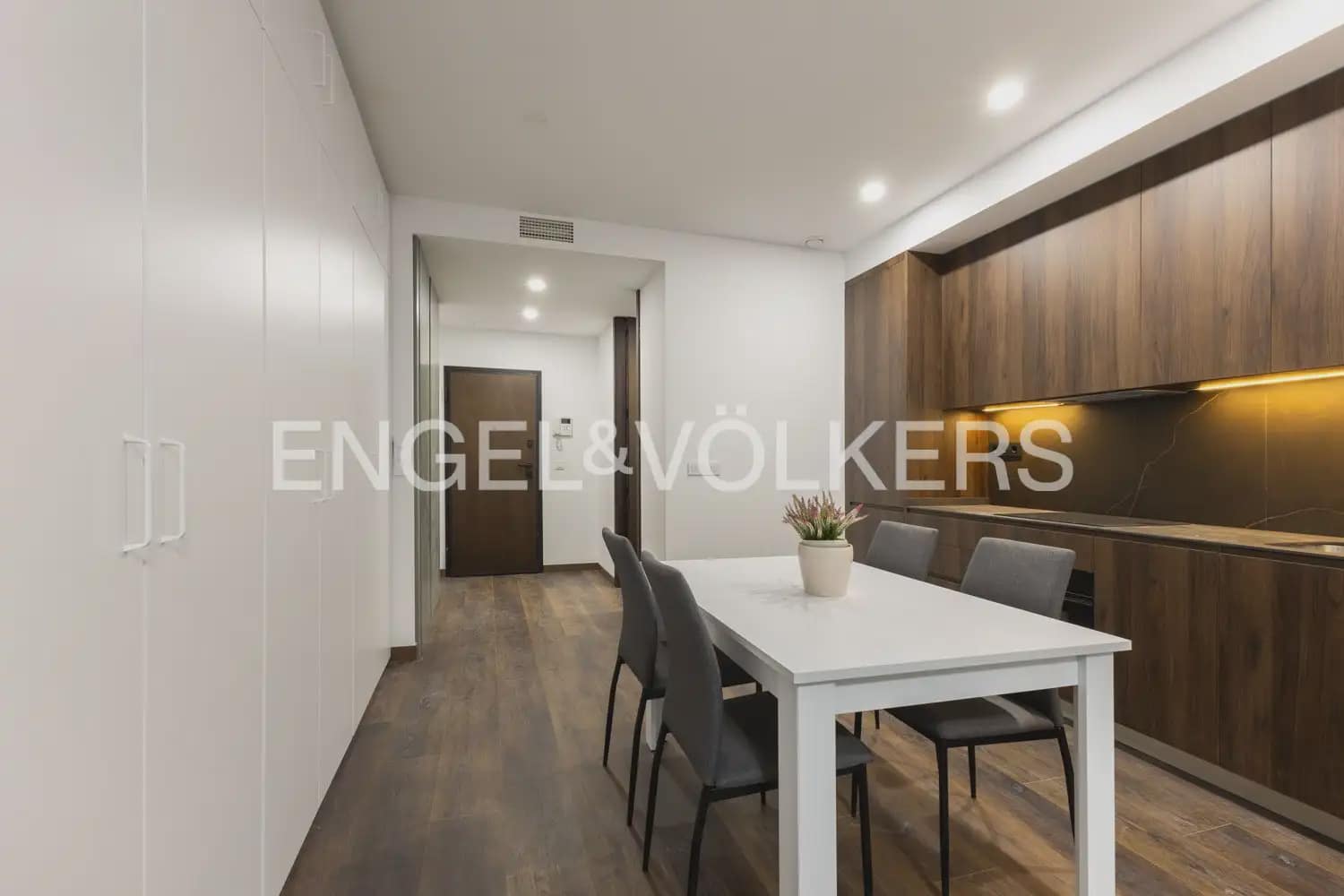 Lejlighed til leje i Valencia by - € 1.100 (Ref: 10136495)