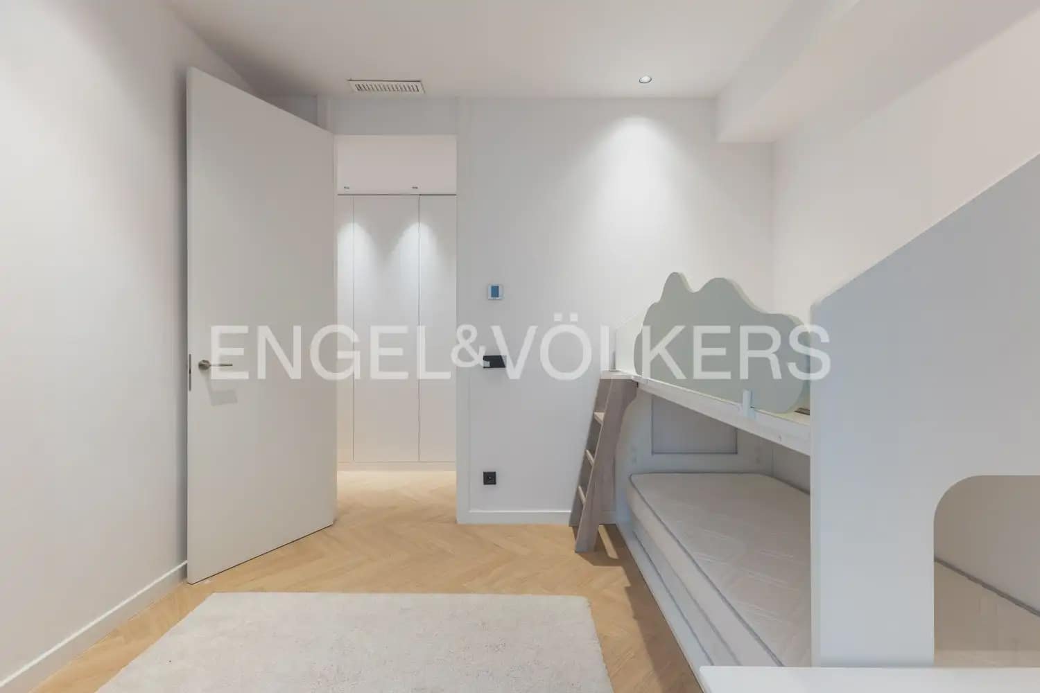 Piso de 4 habitaciones en València ciudad en alquiler - 4.300 € (Ref: 10138761)