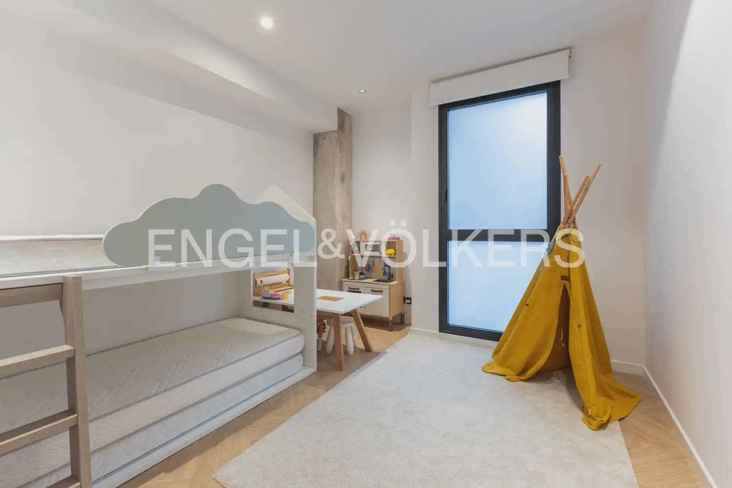 Piso de 4 habitaciones en València ciudad en alquiler - 4.300 € (Ref: 10138761)