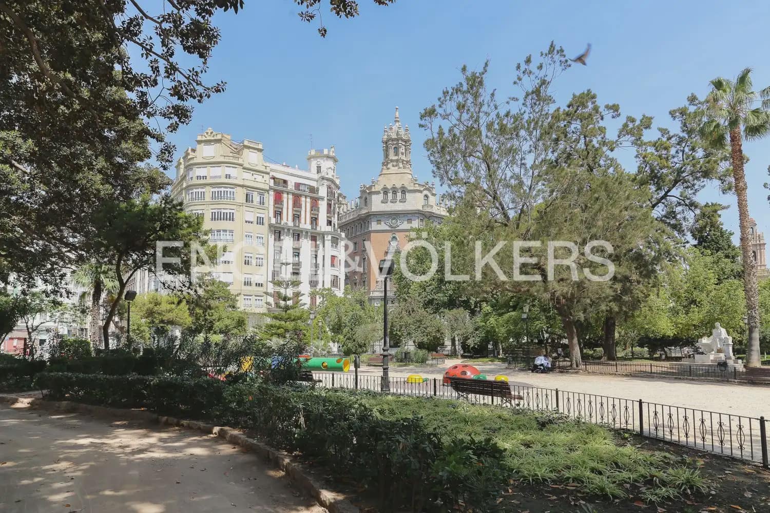 Piso de 4 habitaciones en València ciudad en alquiler - 5.100 € (Ref: 10138888)