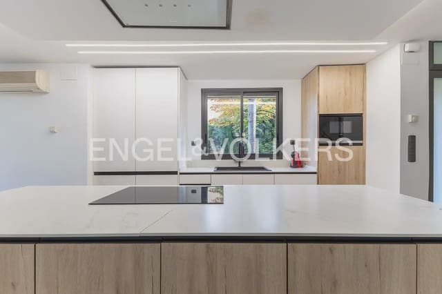 4 soverom Kjedet enebolig til leie i Chiva med svømmebasseng garasje - € 3 000 (Ref: 10140491)