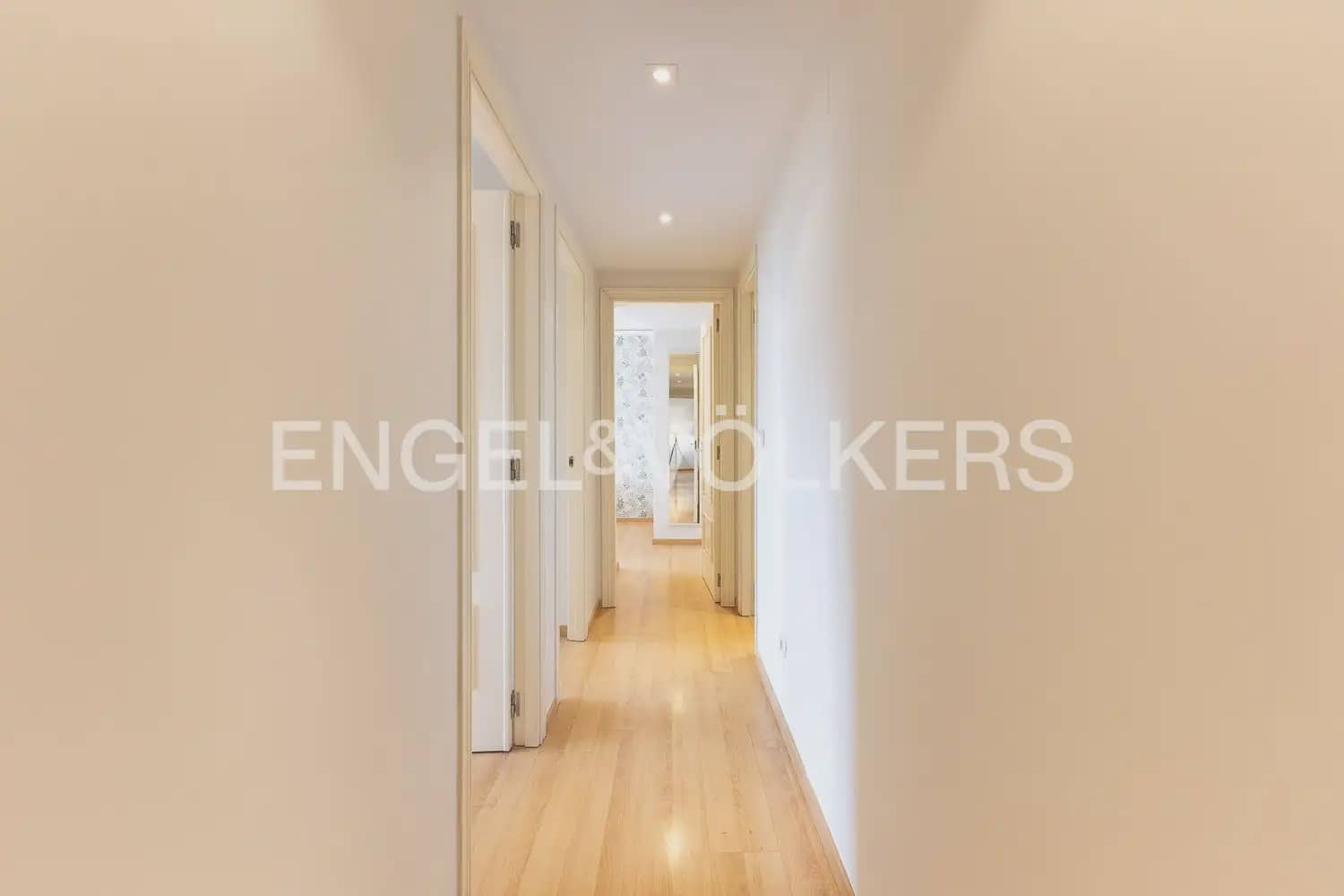3 bedroom Flat for rent in Valencia city with pool garage - € 2,100 (Ref: 10141391)