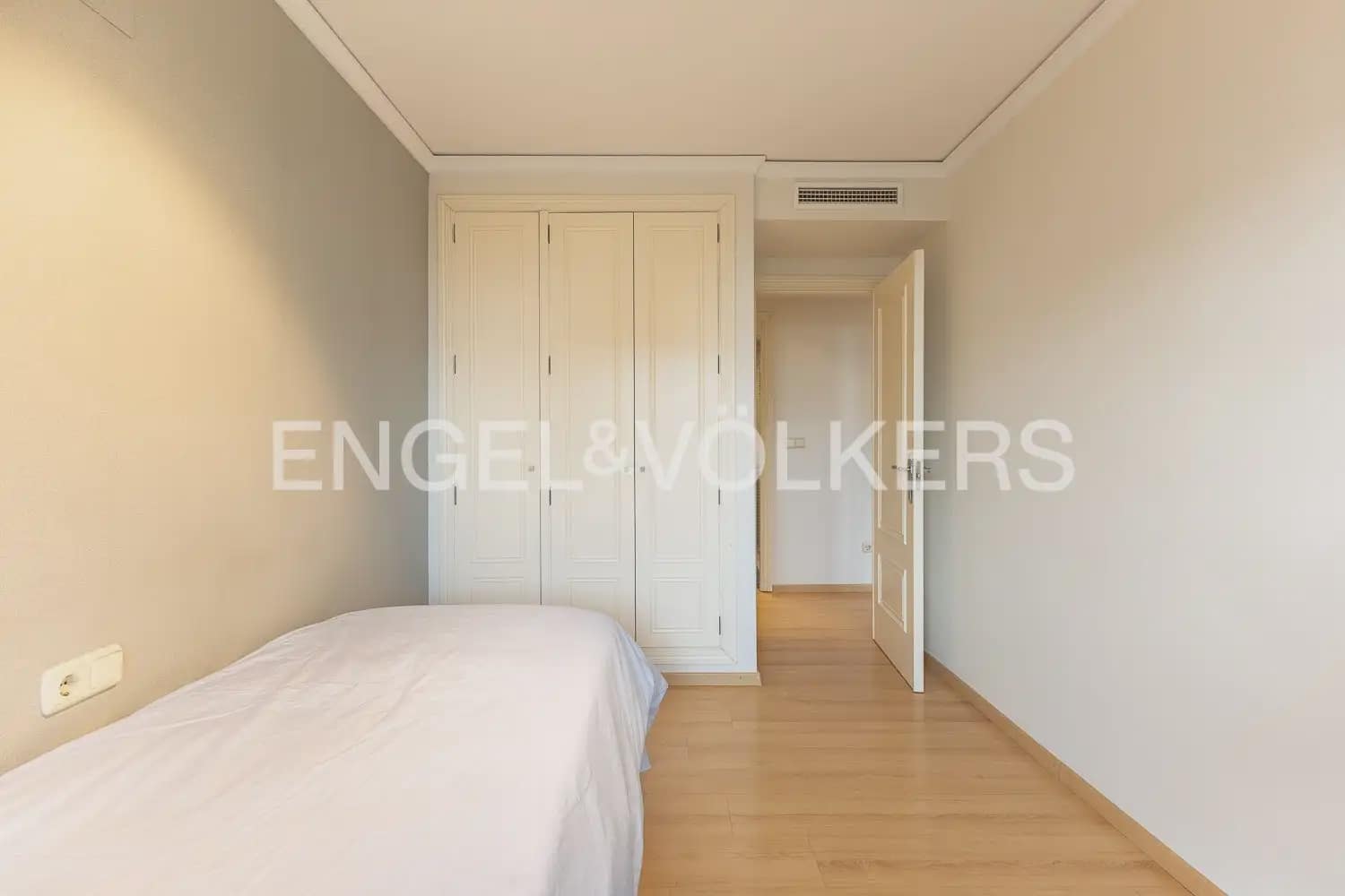 3 bedroom Flat for rent in Valencia city with pool garage - € 2,100 (Ref: 10141391)