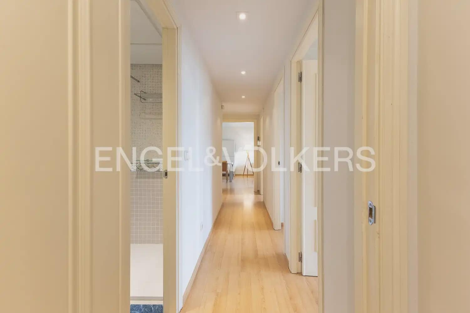 3 bedroom Flat for rent in Valencia city with pool garage - € 2,100 (Ref: 10141391)