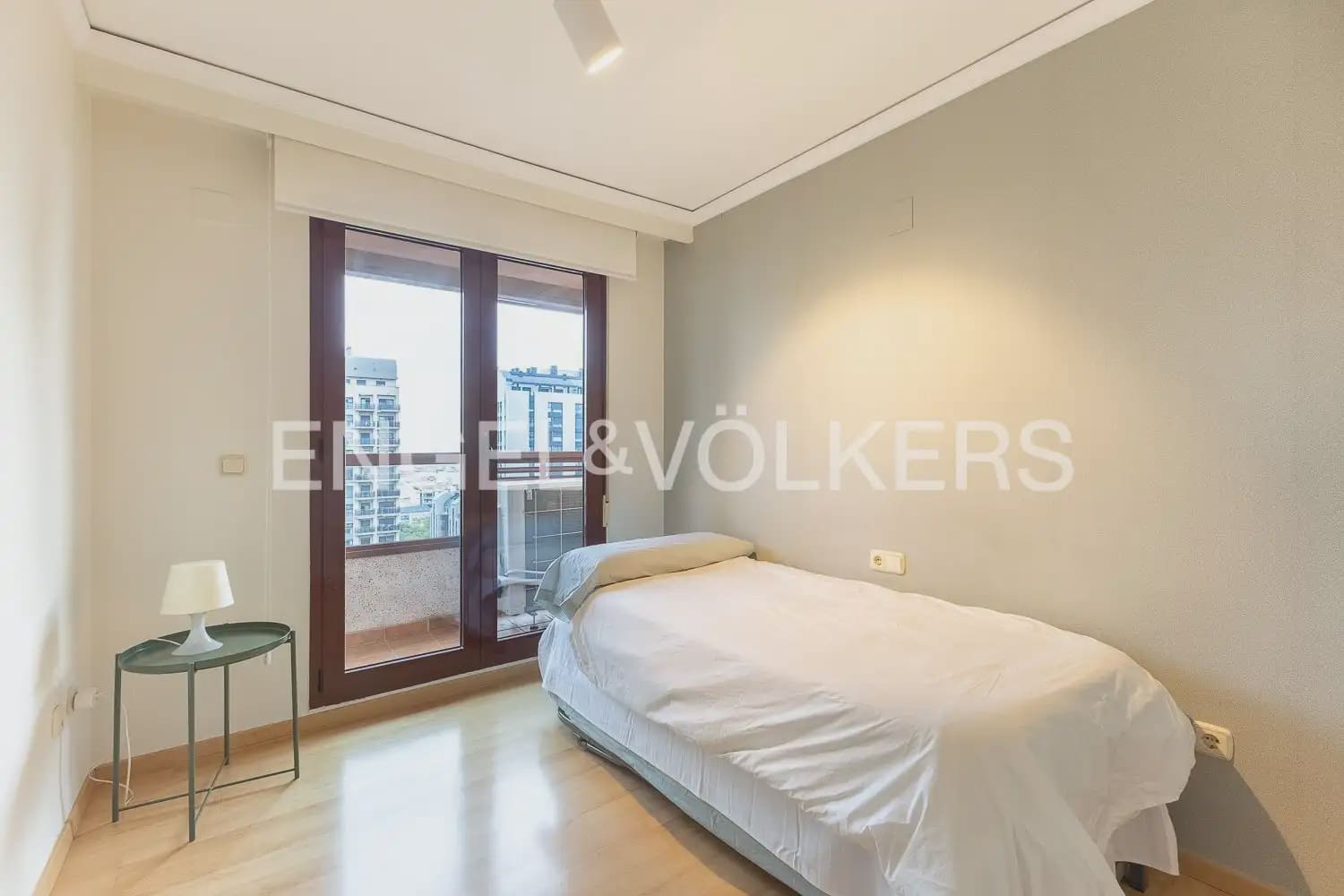 3 bedroom Flat for rent in Valencia city with pool garage - € 2,100 (Ref: 10141391)