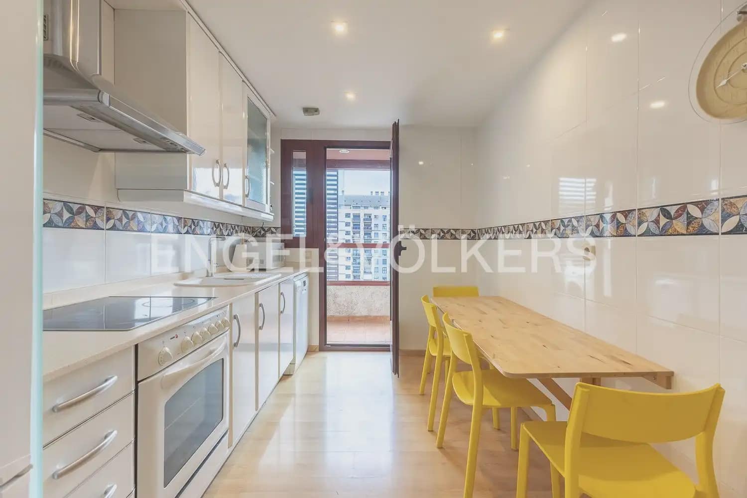 3 bedroom Flat for rent in Valencia city with pool garage - € 2,100 (Ref: 10141391)