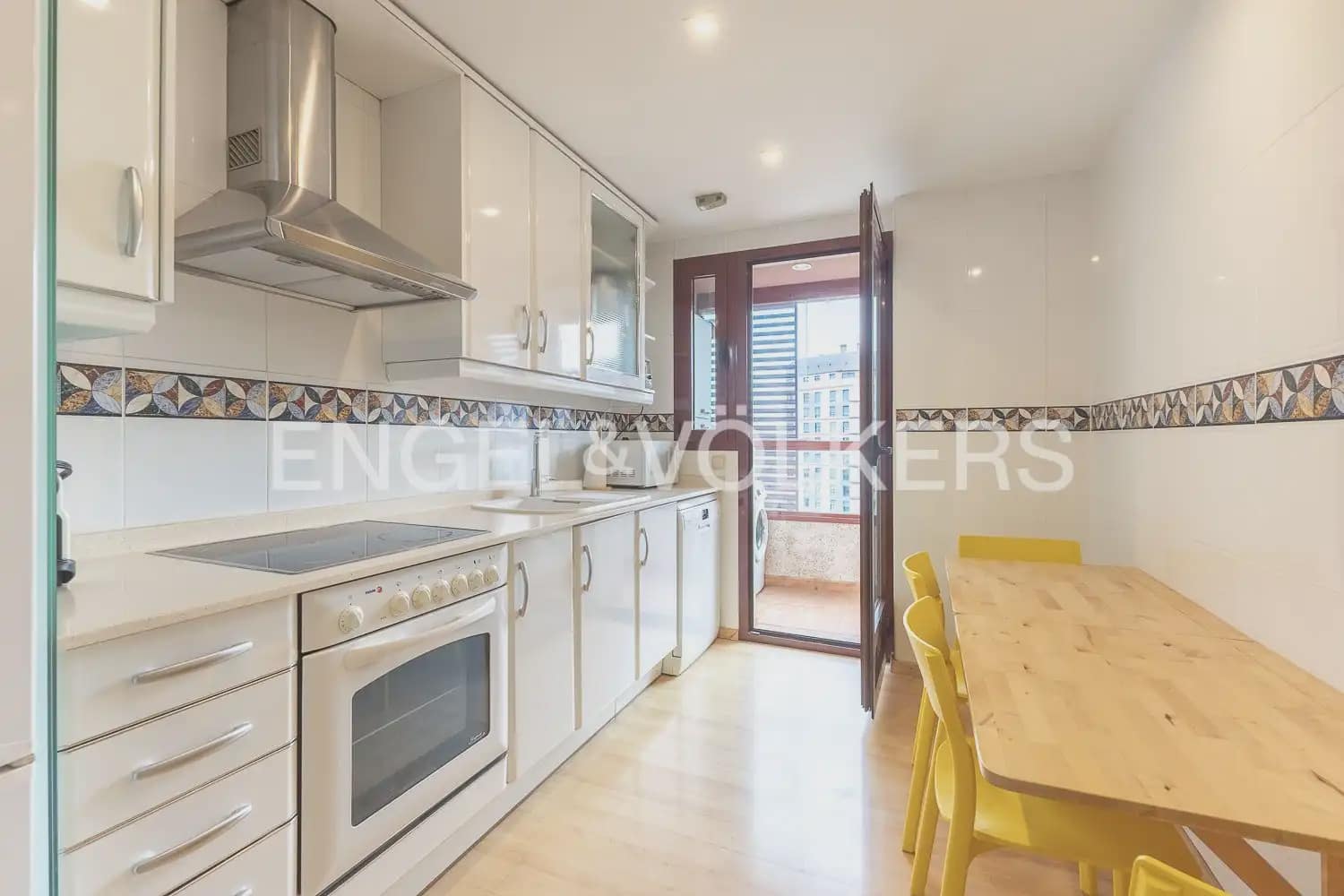 3 bedroom Flat for rent in Valencia city with pool garage - € 2,100 (Ref: 10141391)