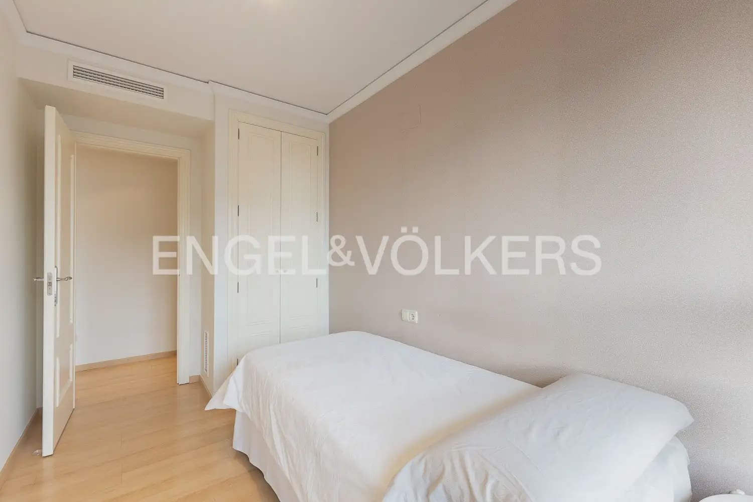 3 bedroom Flat for rent in Valencia city with pool garage - € 2,100 (Ref: 10141391)