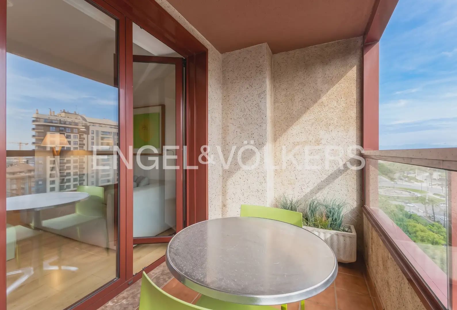 3 bedroom Flat for rent in Valencia city with pool garage - € 2,100 (Ref: 10141391)
