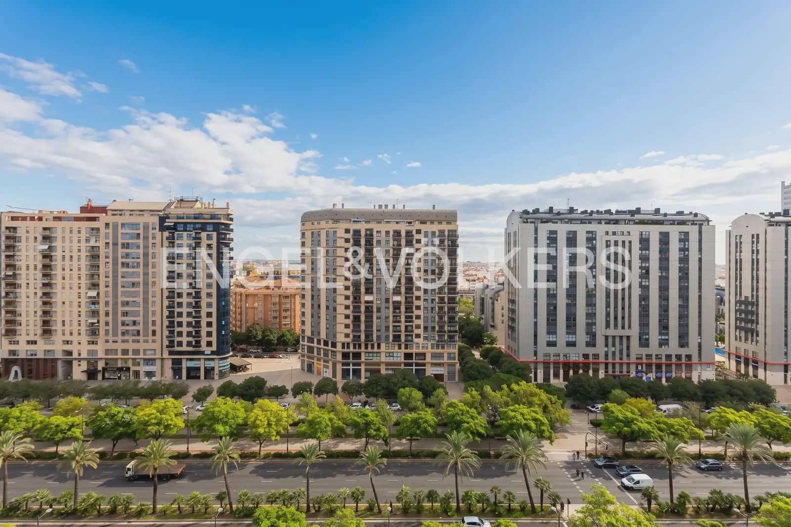 3 bedroom Flat for rent in Valencia city with pool garage - € 2,100 (Ref: 10141391)
