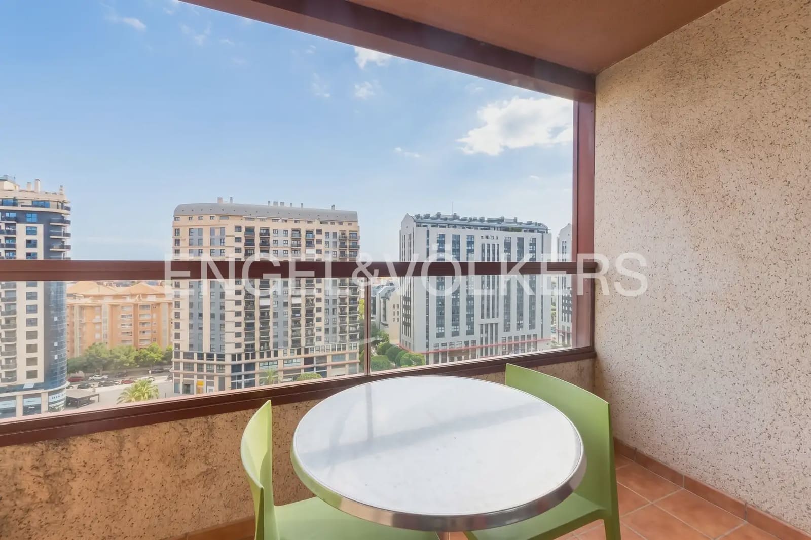 3 bedroom Flat for rent in Valencia city with pool garage - € 2,100 (Ref: 10141391)