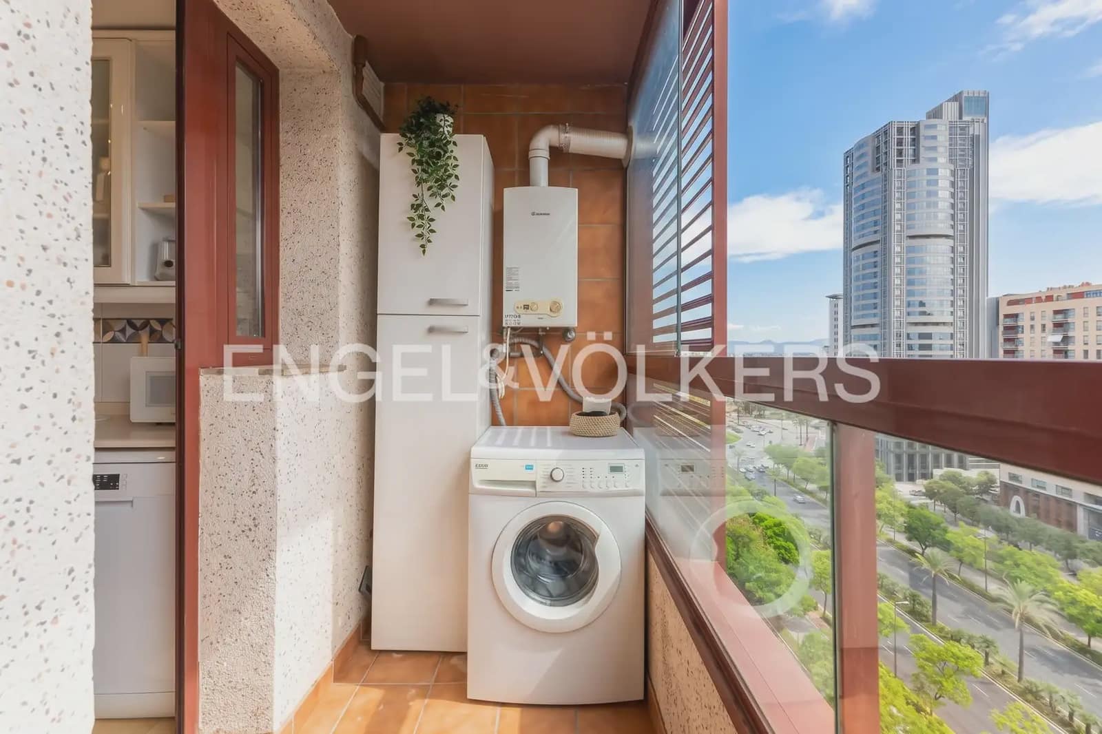 3 bedroom Flat for rent in Valencia city with pool garage - € 2,100 (Ref: 10141391)