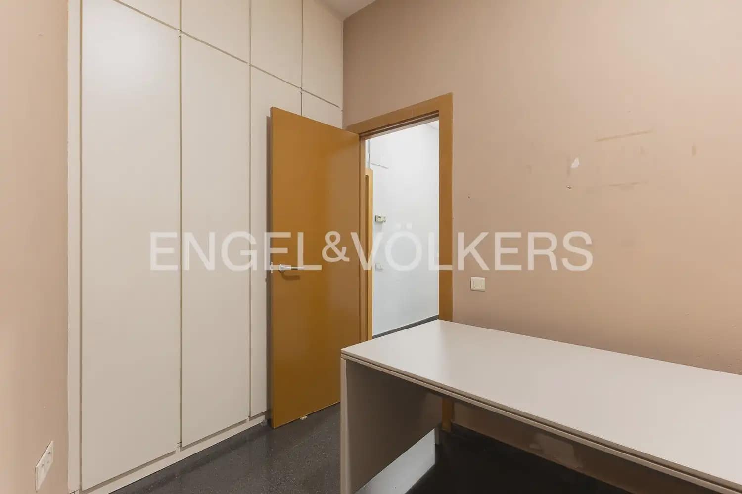 2 bedroom Flat for sale in Valencia city with garage - € 450,000 (Ref: 10154036)