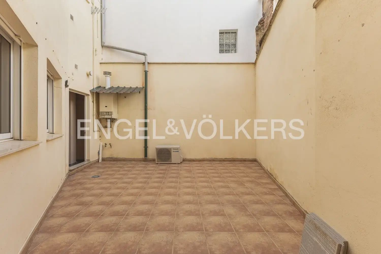 2 bedroom Flat for sale in Valencia city with garage - € 450,000 (Ref: 10154036)
