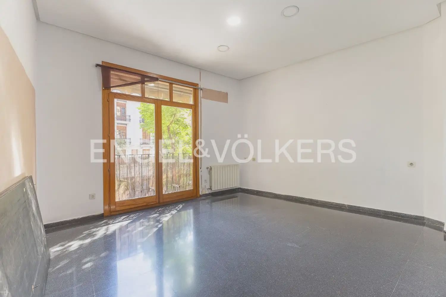 2 bedroom Flat for sale in Valencia city with garage - € 450,000 (Ref: 10154036)