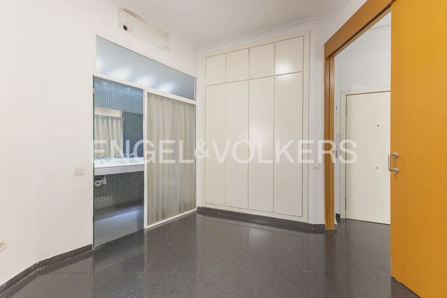 2 bedroom Flat for sale in Valencia city with garage - € 450,000 (Ref: 10154036)