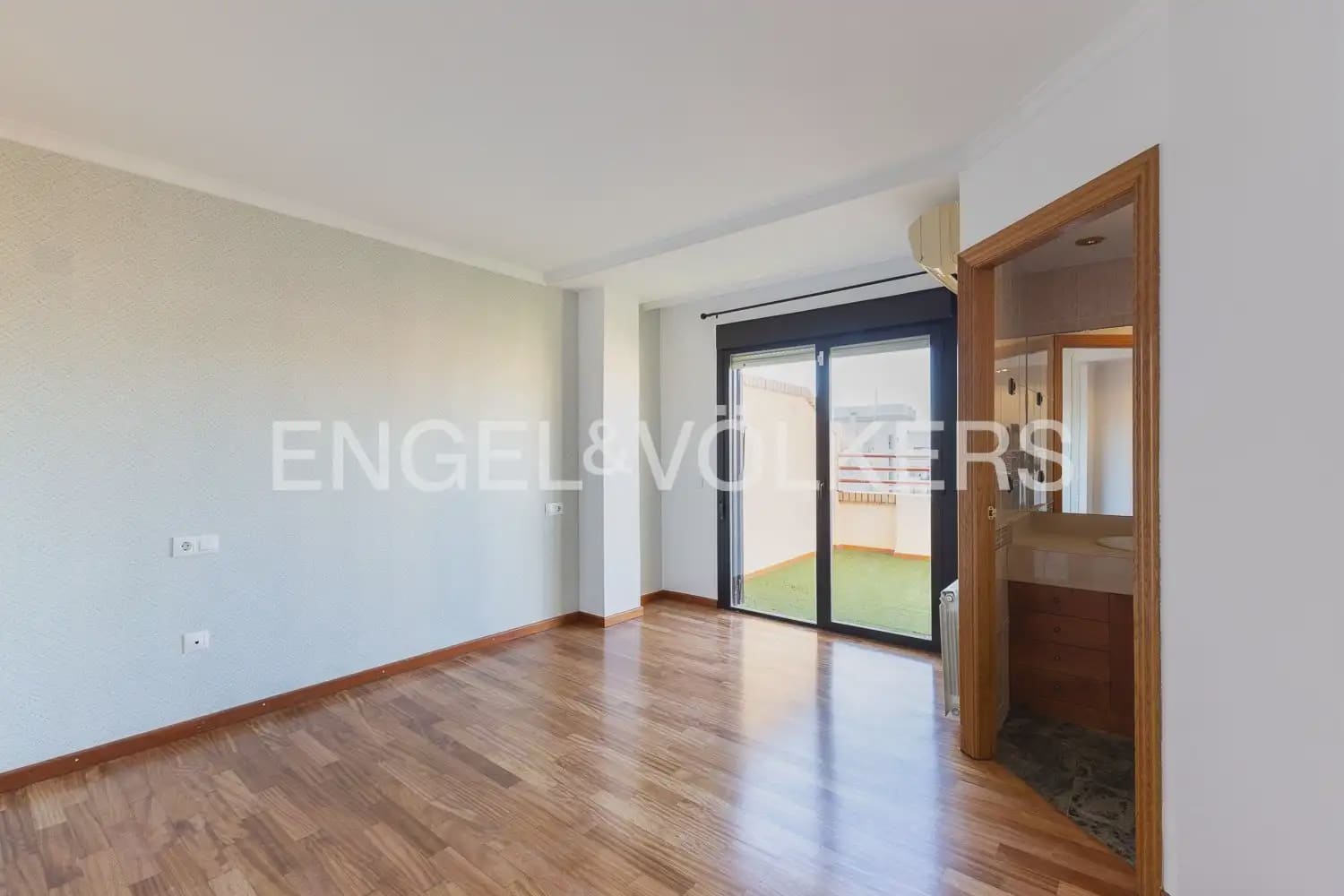 Ático de 4 habitaciones en València ciudad en alquiler con garaje - 2.600 € (Ref: 10154039)