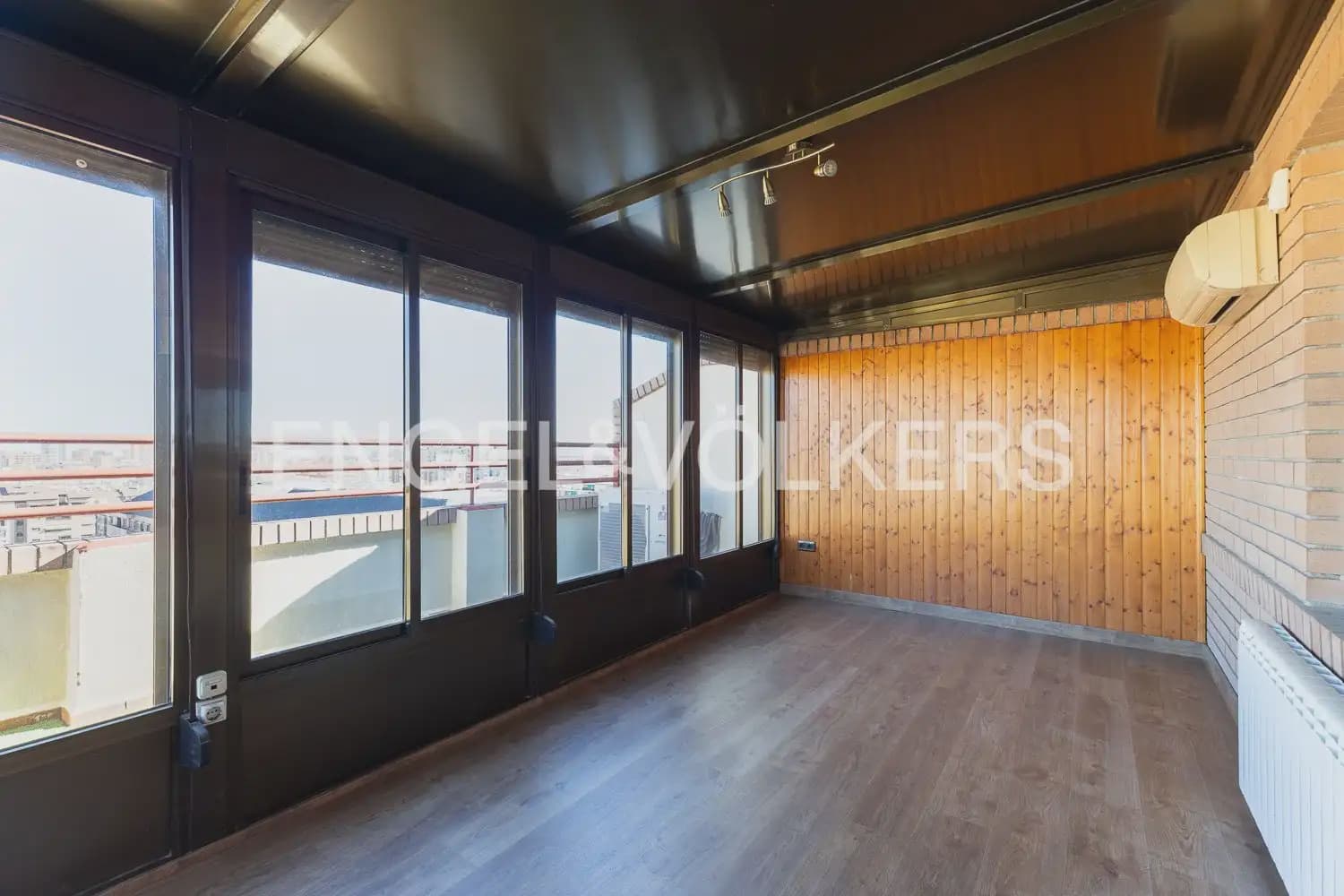 Ático de 4 habitaciones en València ciudad en alquiler con garaje - 2.600 € (Ref: 10154039)