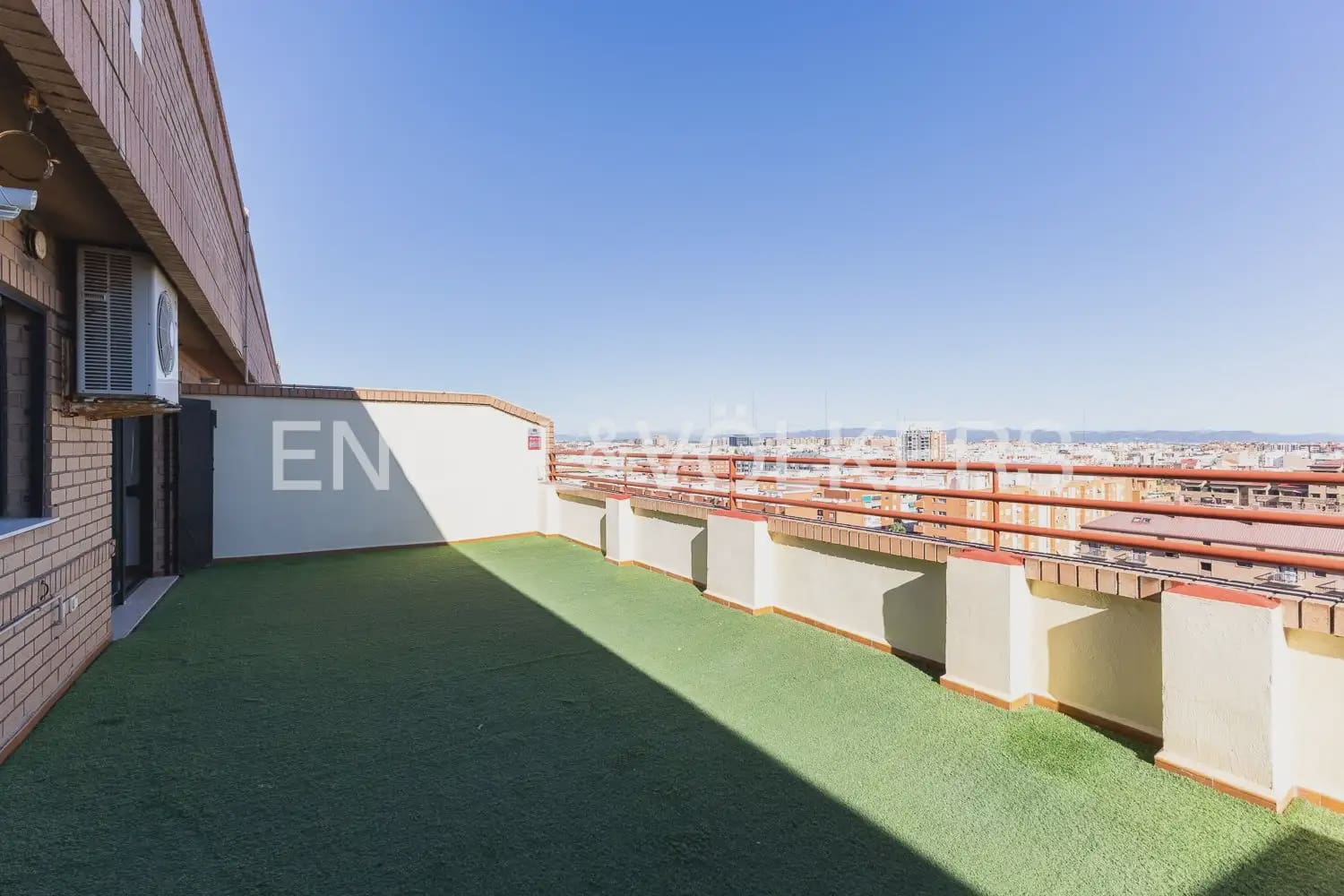 Ático de 4 habitaciones en València ciudad en alquiler con garaje - 2.600 € (Ref: 10154039)