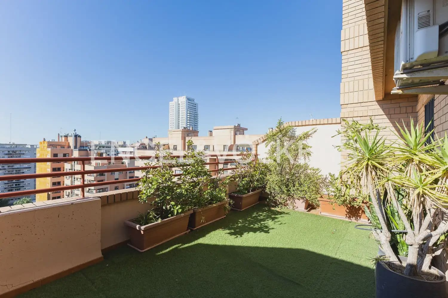 Ático de 4 habitaciones en València ciudad en alquiler con garaje - 2.600 € (Ref: 10154039)