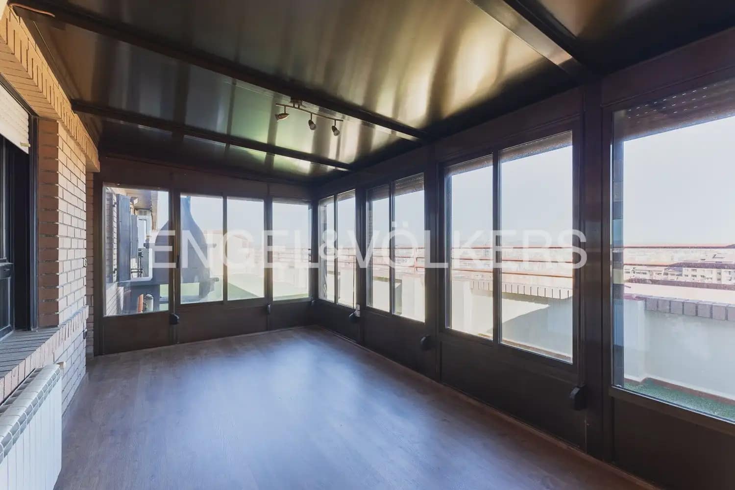 Ático de 4 habitaciones en València ciudad en alquiler con garaje - 2.600 € (Ref: 10154039)