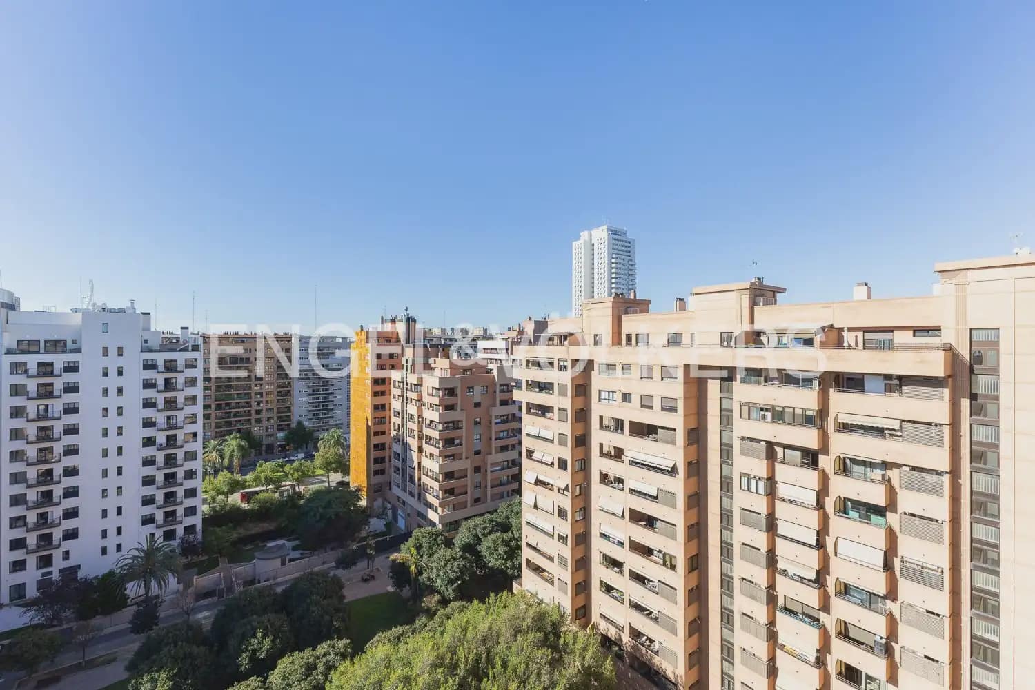 Ático de 4 habitaciones en València ciudad en alquiler con garaje - 2.600 € (Ref: 10154039)