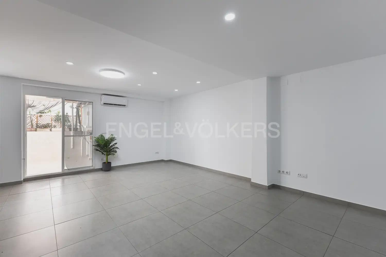 Piso de 2 habitaciones en València ciudad en alquiler - 1.300 € (Ref: 10155759)