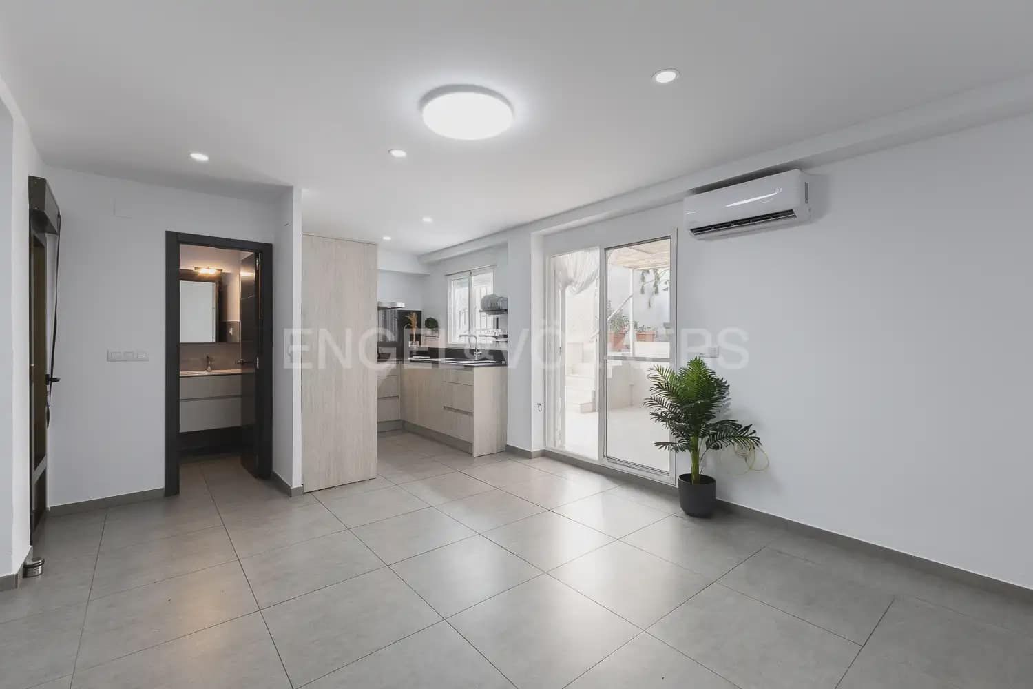 Piso de 2 habitaciones en València ciudad en alquiler - 1.300 € (Ref: 10155759)