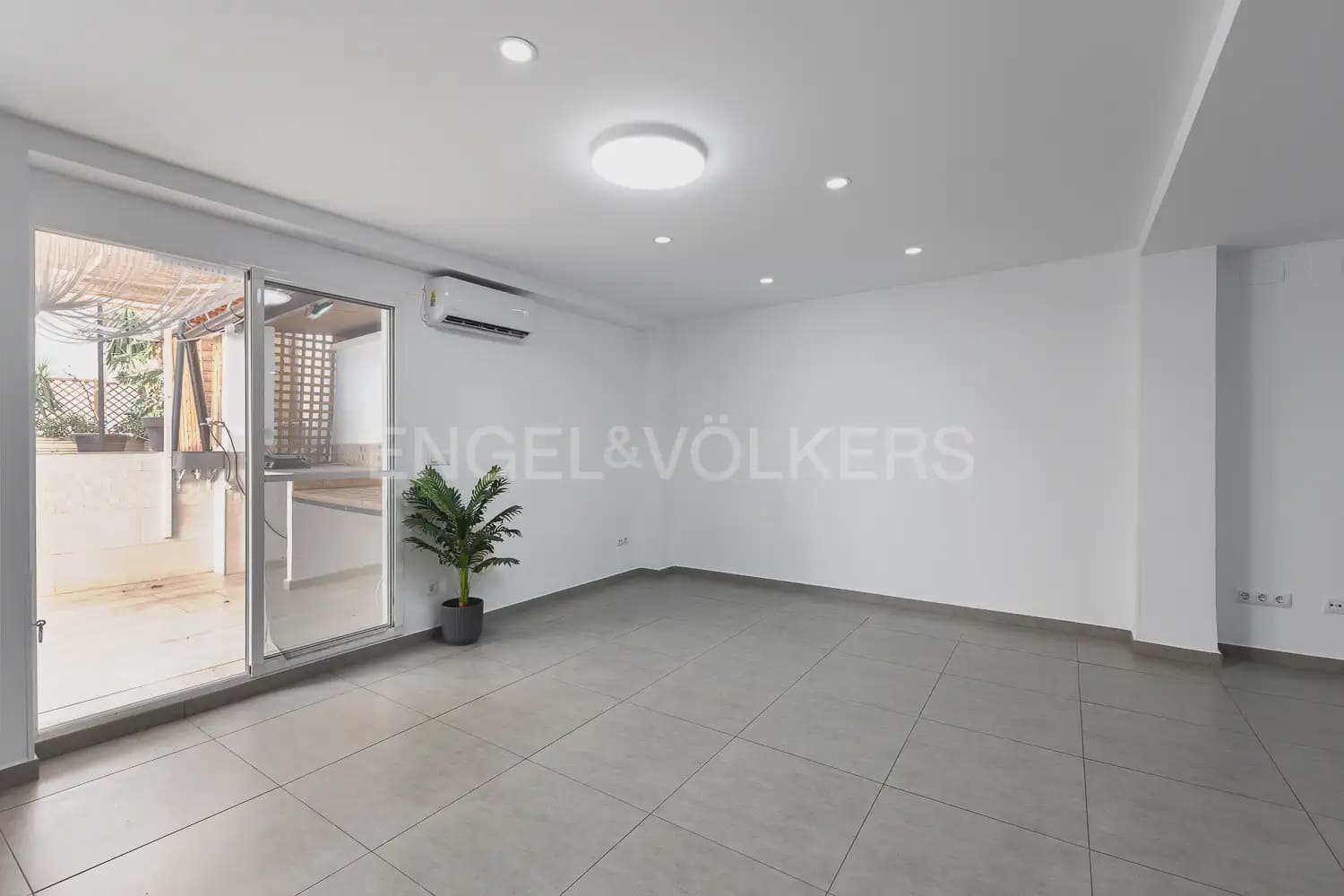 Piso de 2 habitaciones en València ciudad en alquiler - 1.300 € (Ref: 10155759)
