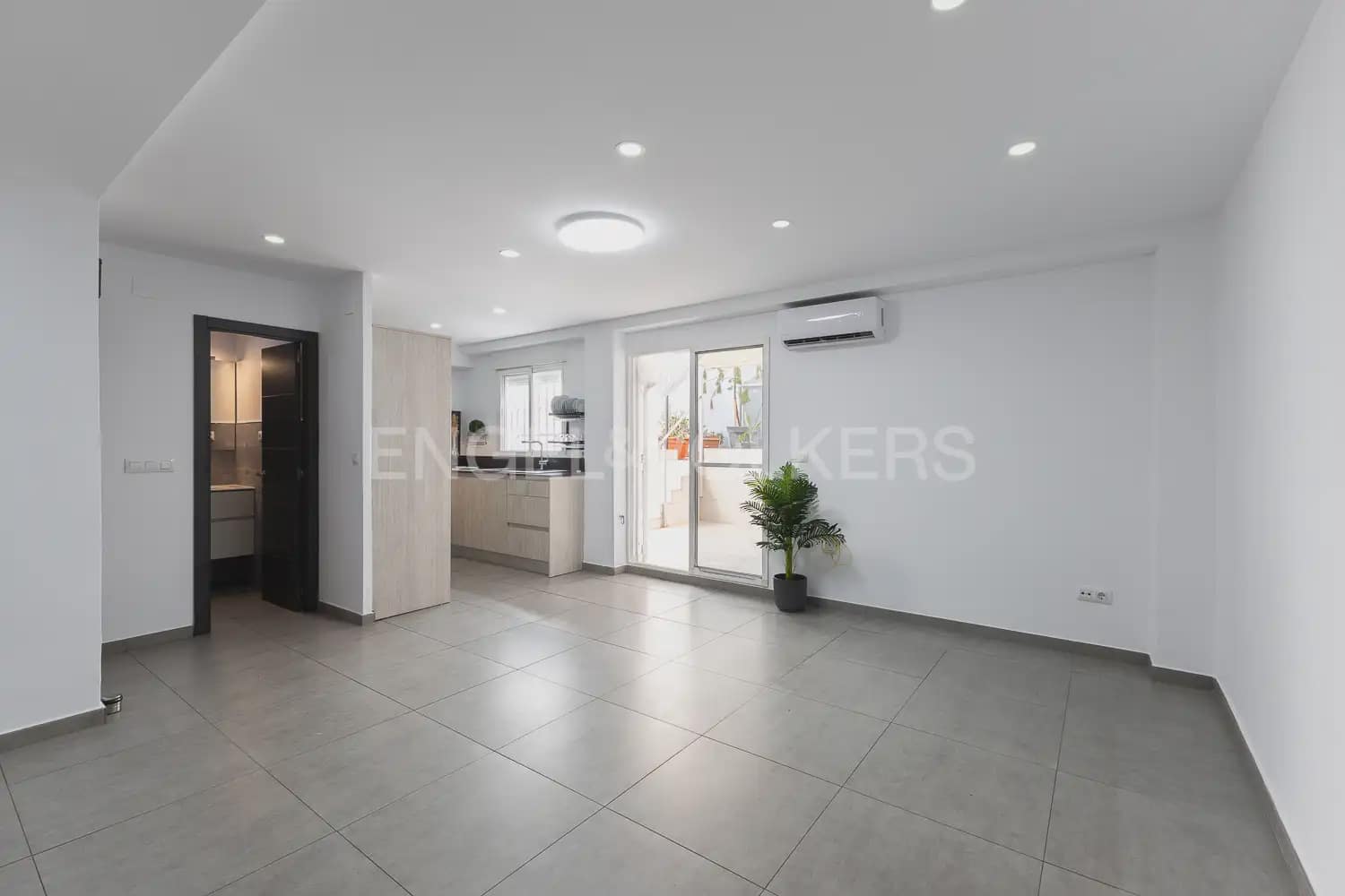 Piso de 2 habitaciones en València ciudad en alquiler - 1.300 € (Ref: 10155759)