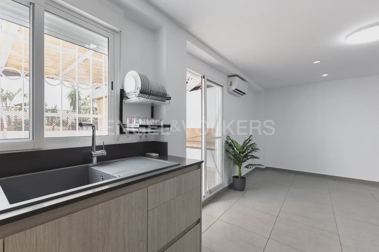 Piso de 2 habitaciones en València ciudad en alquiler - 1.300 € (Ref: 10155759)