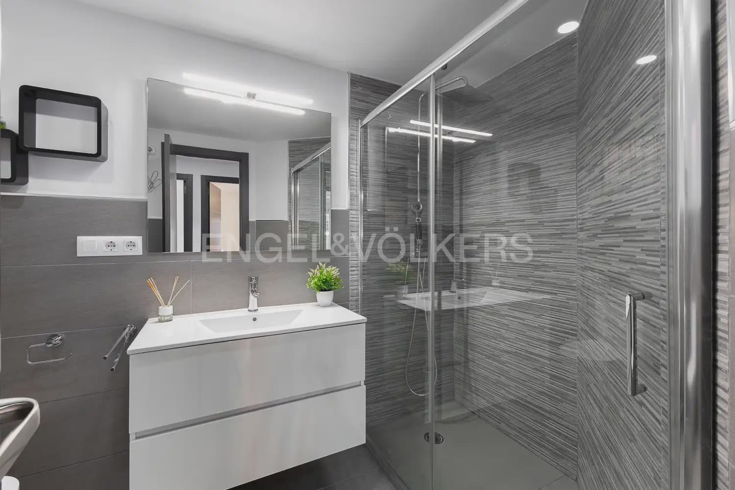Piso de 2 habitaciones en València ciudad en alquiler - 1.300 € (Ref: 10155759)